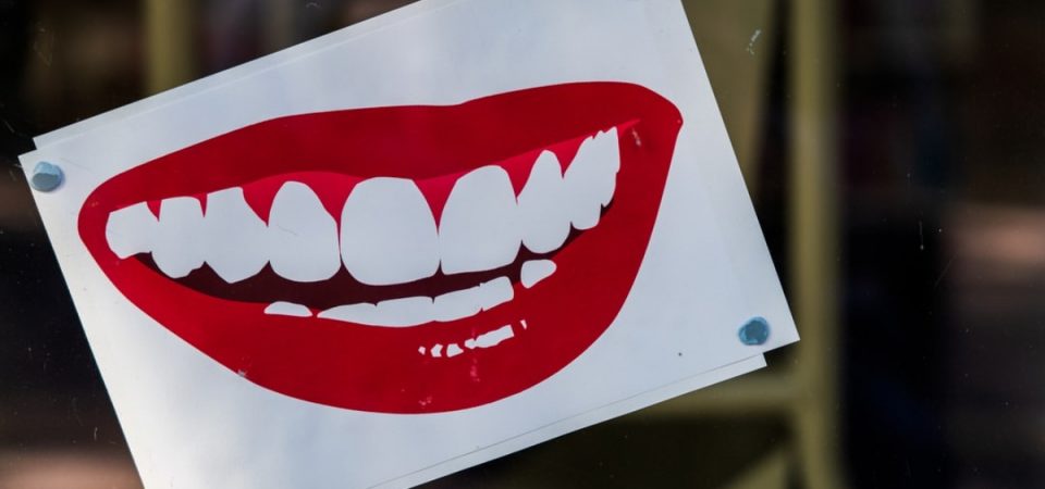 Zähne aufhellen: Bleaching-Methoden für zu Hause